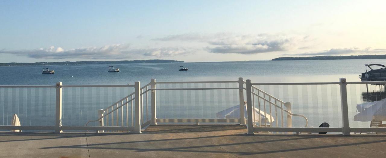 The Baywatch Resort Traverse City Exterior foto
